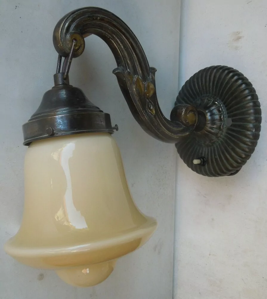 LAMPIČKA NA STĚNU LAMPA ELEKTRICKÁ  s vypínačem