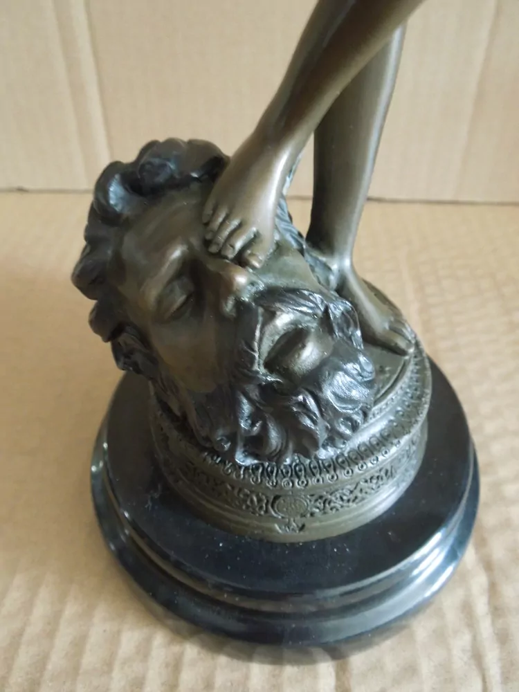 BRONZOVÁ SOCHA VÍTĚZSTVÍ DAVIDA NAD GOLIÁŠEM V 33,5 CM