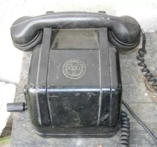 STAROŽITNÝ TELEFON  