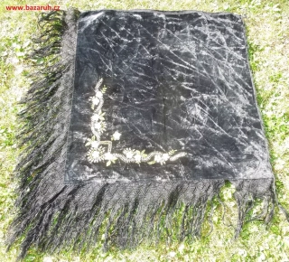 ŠÁTEK KE KROJI SAMETOVĚ ČERNÝ S TŘÁSNĚMI