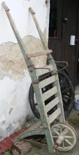 STAROŽITNÝ TRAKAŘ
