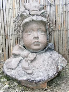 STAROŽITNOST SOCHA , BYSTA DĚVČE V KROJI