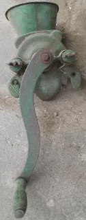 STAROŽITNOST MLÝNEK NEBO KRÁJEČ ?